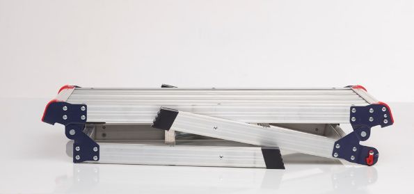 Afbeelding - https-www-ez-catalog-nl-Asset-67a2edf977b242a284bd7ef1fc661303-ImageFullSize-507843-8711563212497-vouwladder-Altavista-700-USP-4-ingeklapt-jpg